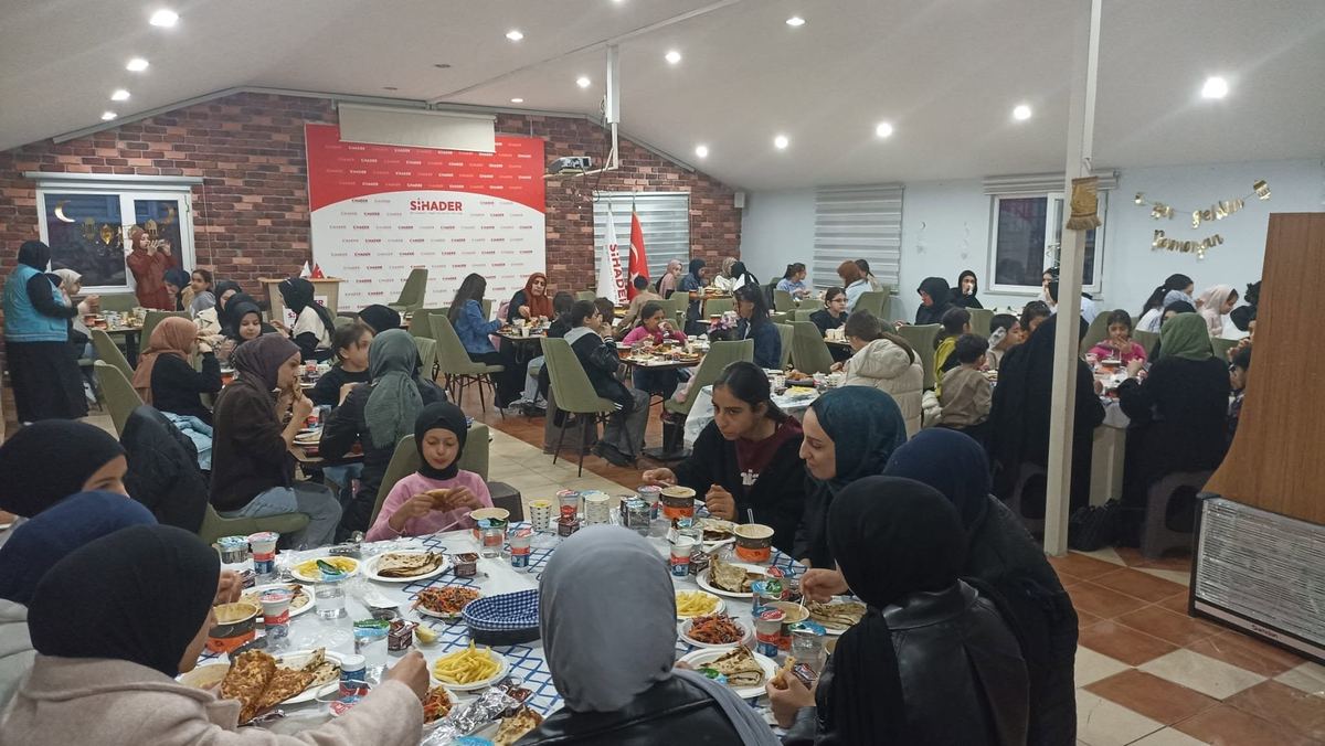 Kız öğrencilerle iftar programı