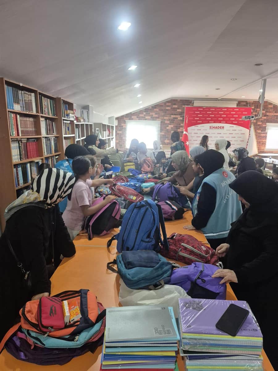 Kırtasiye ve çanta yardımı