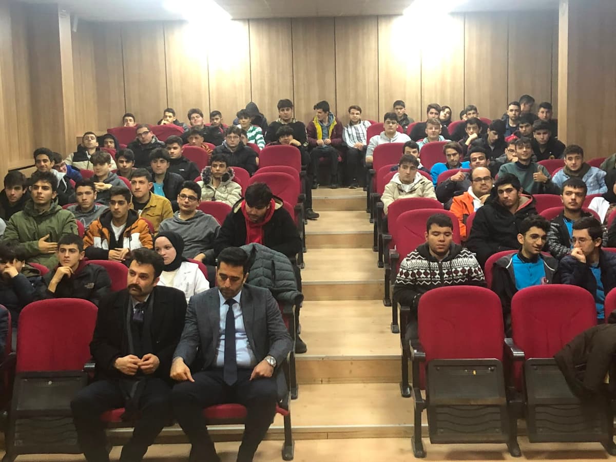 Okul konferans salonunda öğrenciler