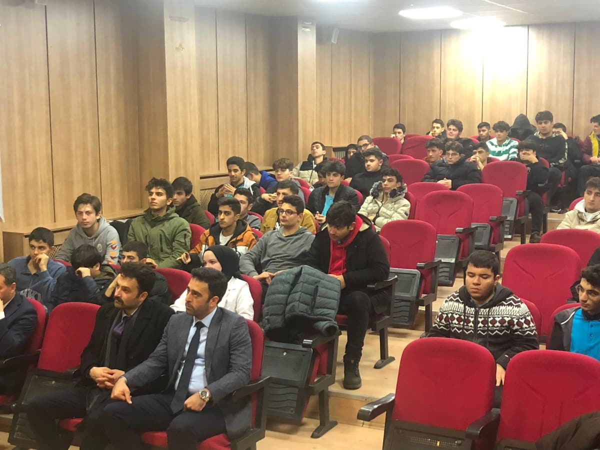 Okul konferans salonunda öğrenciler