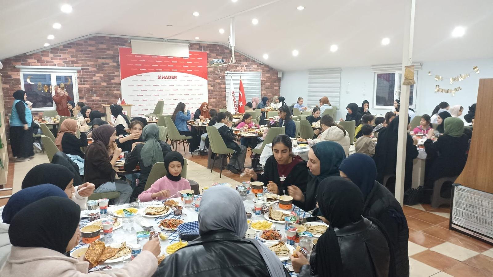 Ortaokul ve liseli kız öğrencilerle iftar programı