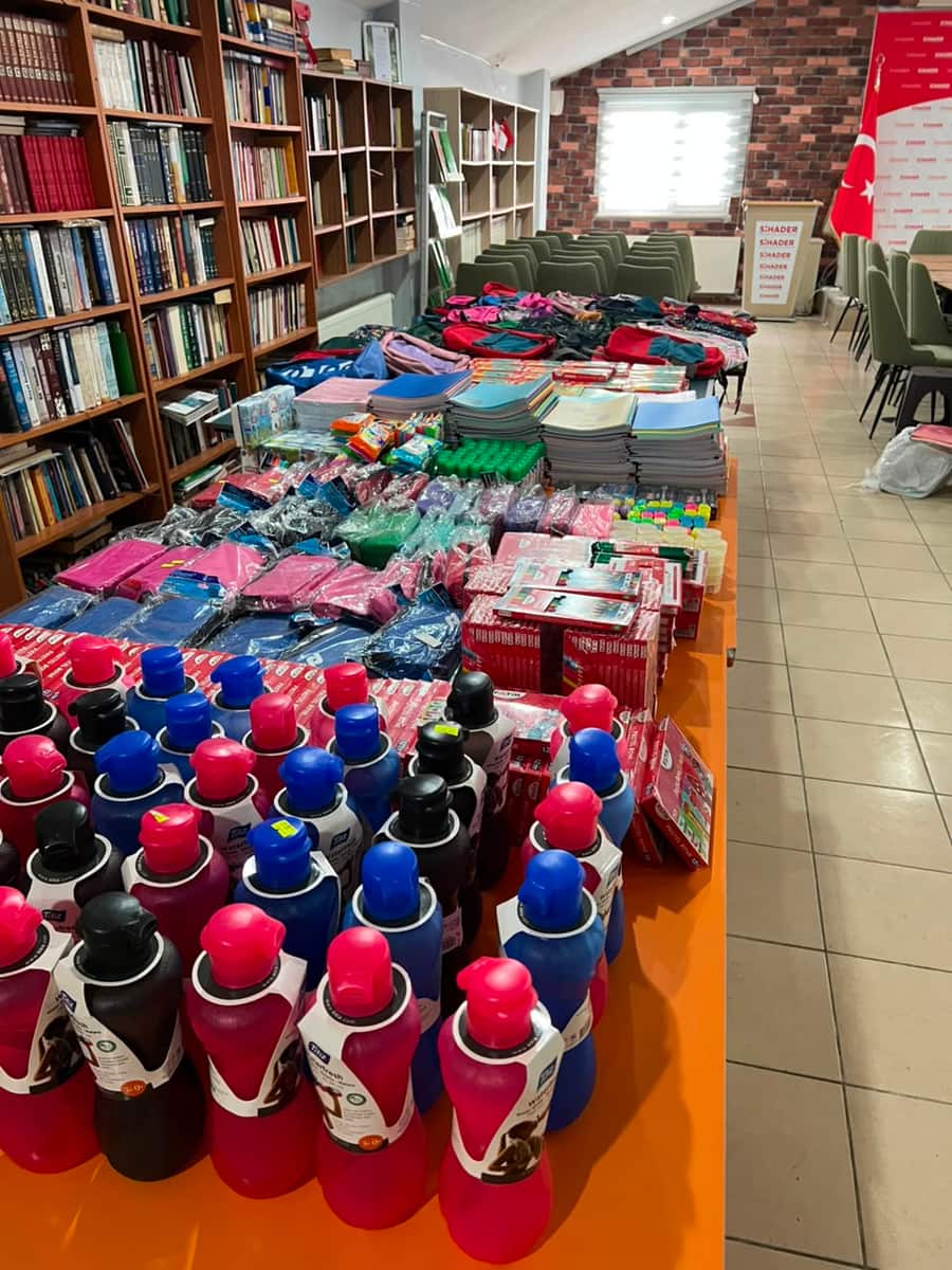 Kırtasiye ve çanta yardımı