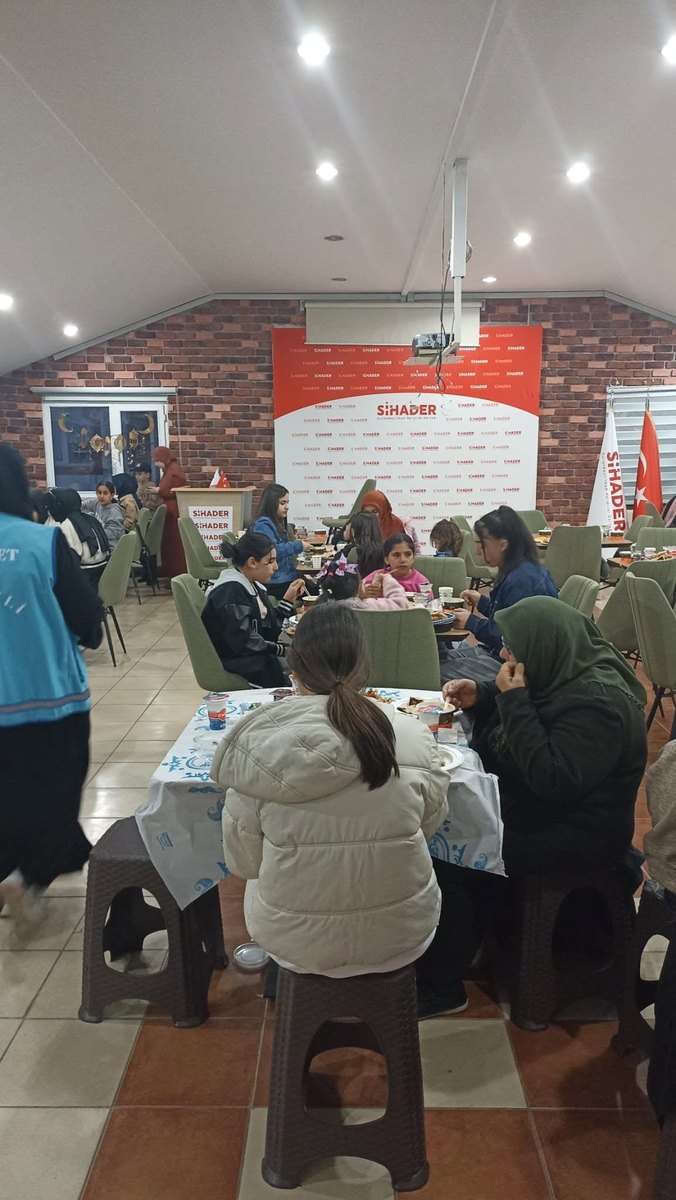 Kız öğrencilerle iftar programı